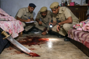 जयपुर में सनसनी मामले में पत्नी और बेटी की हत्या के बाद जांच करती पुलिस