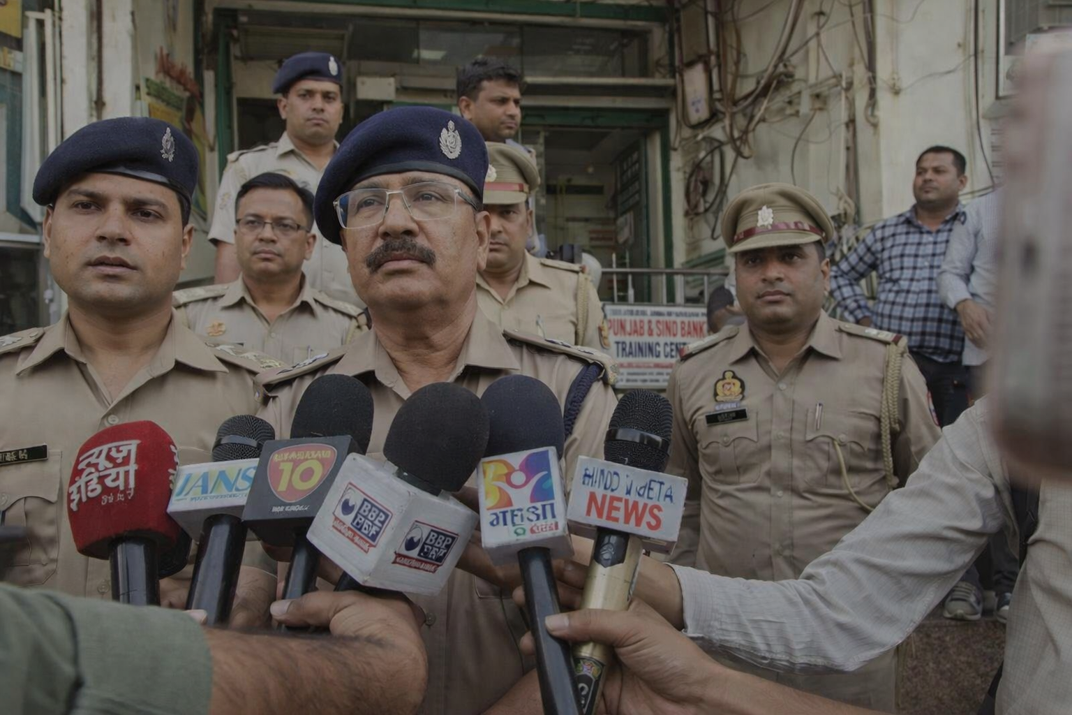 गाजियाबाद बैंक हत्या मामले में पुलिस अधिकारी मीडिया से बातचीत करते हुए