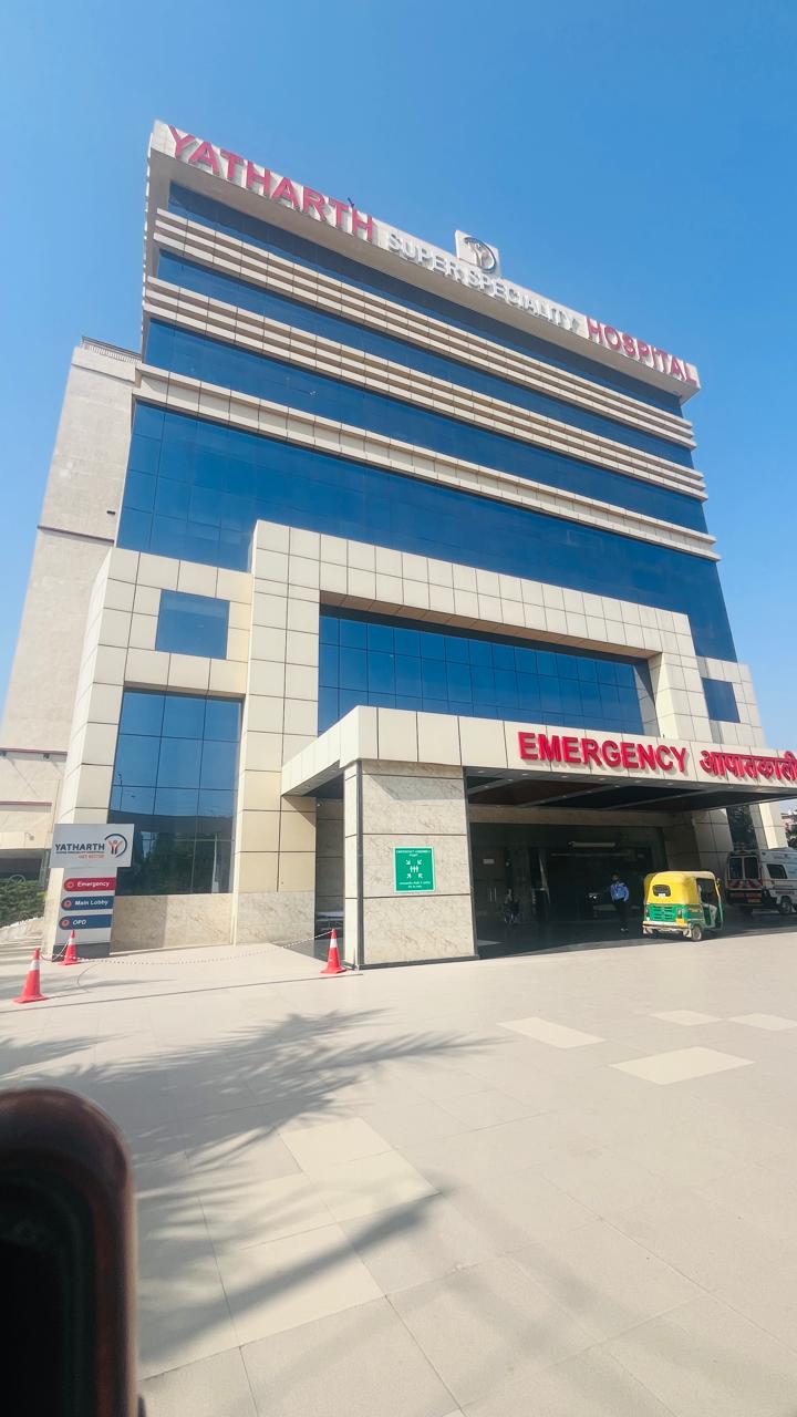 noida extension yatharth hospital mom 2 shooting