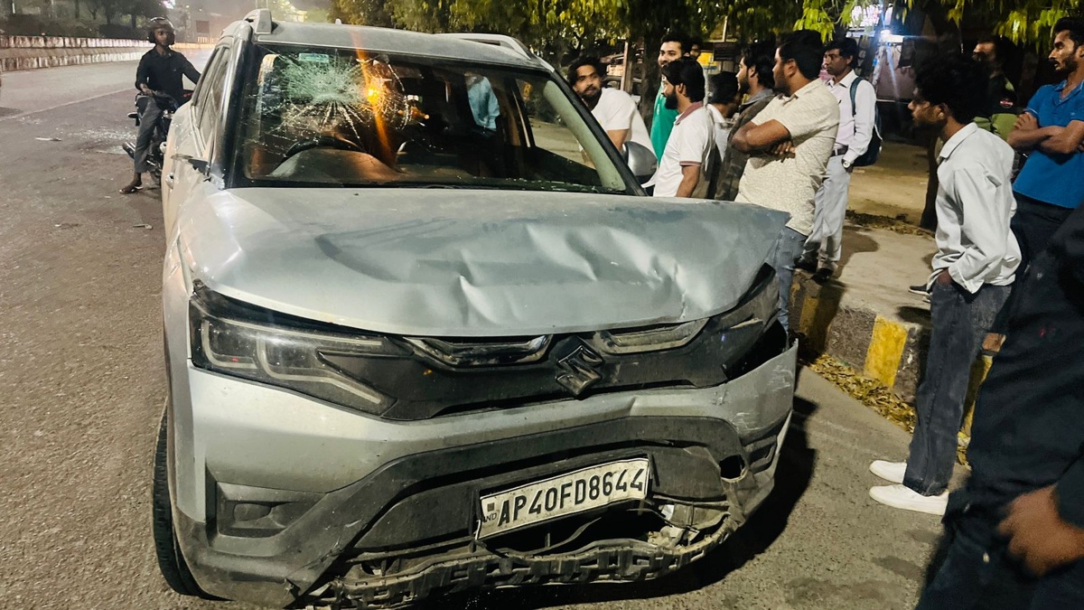 नोएडा सेक्टर 71 कार एक्सीडेंट में क्षतिग्रस्त ब्रेजा कार की तस्वीर