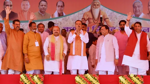 Keshav Prasad Maurya Statement के दौरान गाजियाबाद में मंच से संबोधित करते केशव प्रसाद मौर्य