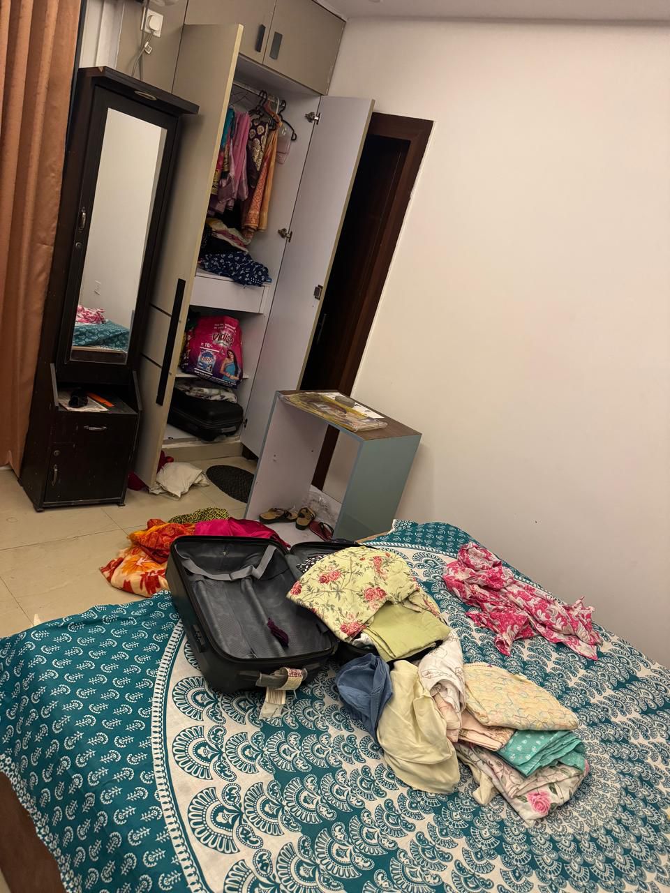 Greater Noida West robbery fake maid case ransacked room Amrapali Kingswood