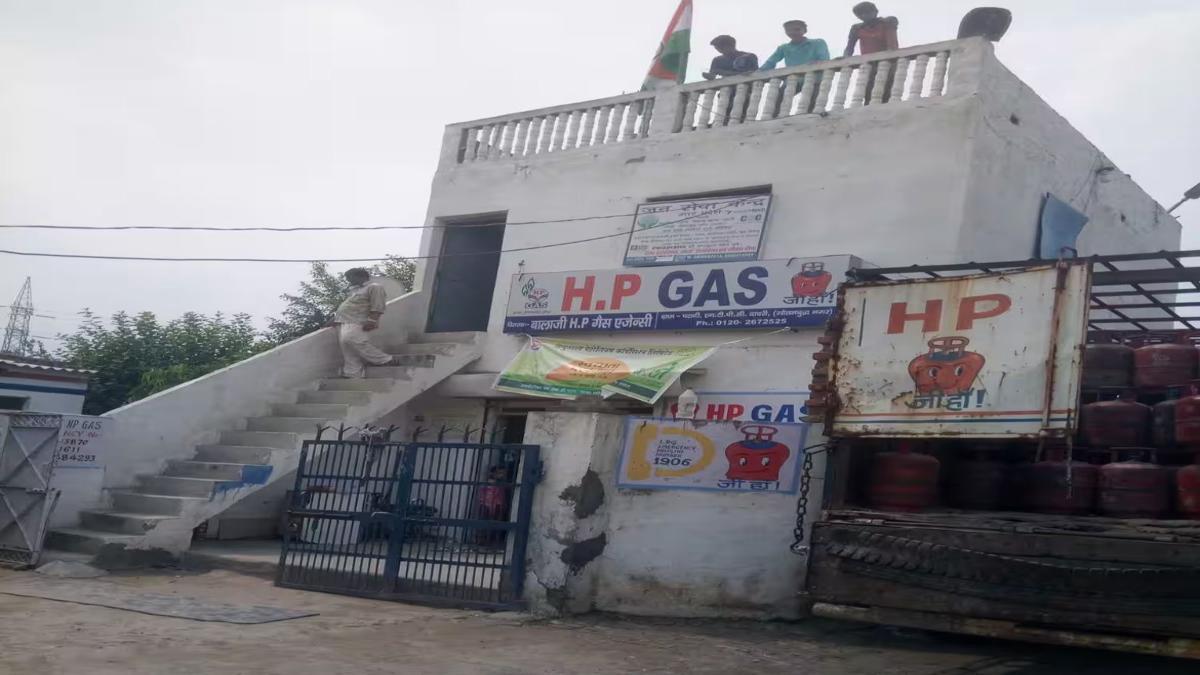 HP गैस एजेंसी शिकायत से जुड़ा खाली गैस सिलेंडर और सप्लाई समस्या की स्थिति