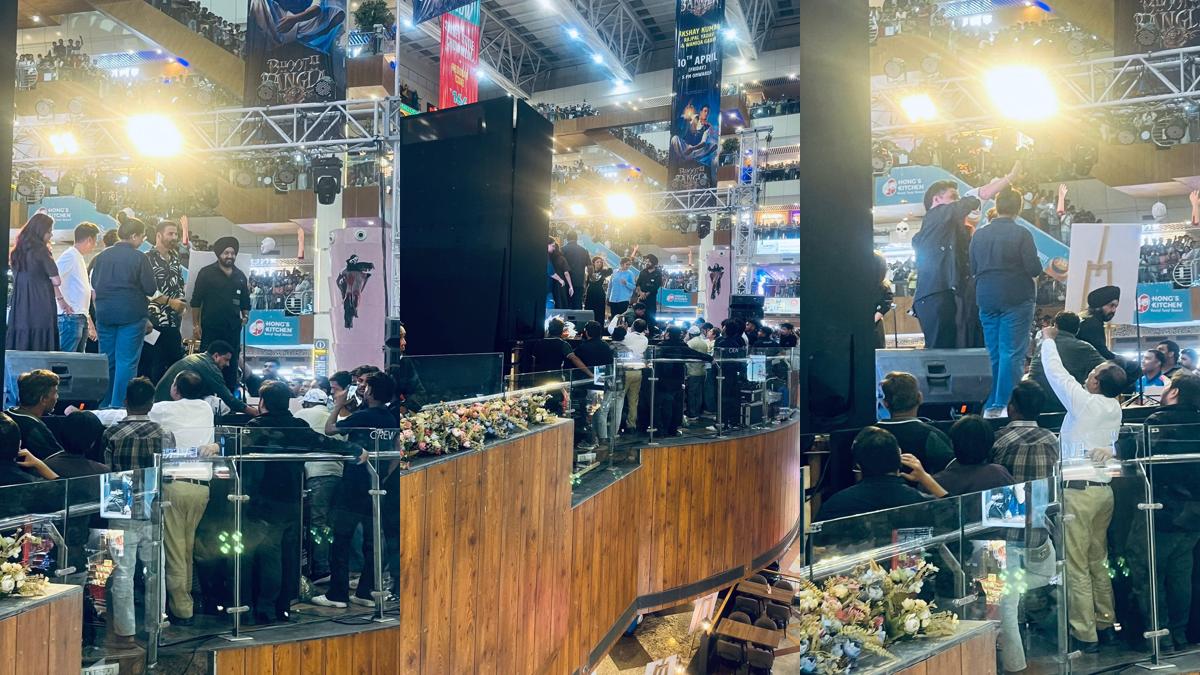 Bhoot Bangla Promotion में Akshay Kumar और Rajpal Yadav Gaur City Mall Greater Noida में फैंस को wave करते हुए