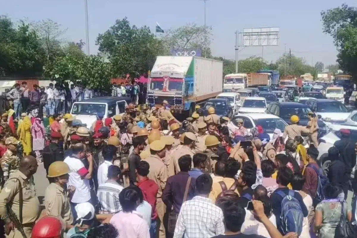 नोएडा में मजदूरों का प्रदर्शन करते हुए हजारों श्रमिक सड़क पर