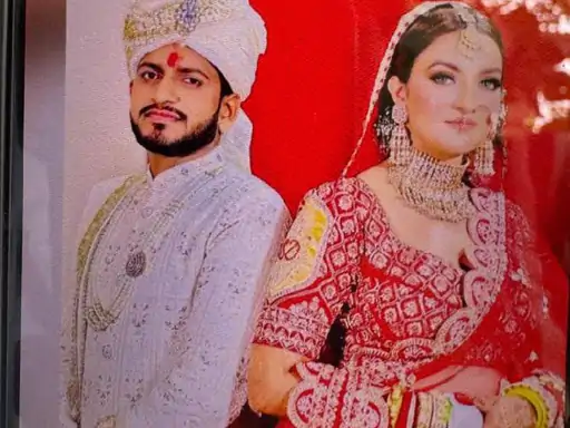 ग्रेटर नोएडा दहेज हत्या मामला: ग्रेटर नोएडा दहेज हत्या मामले में विवाहिता की मौत के बाद जांच करती पुलिस